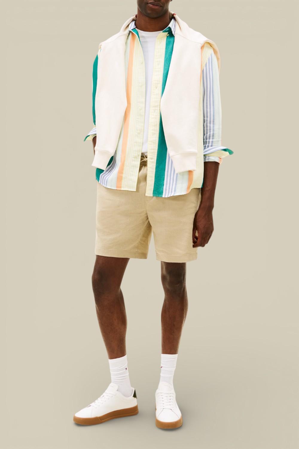 תמונת כל הלוק של מכנסי פשתן קצרים